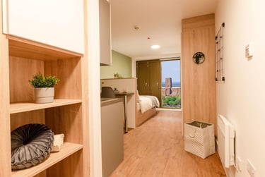 1 bed studio, Walnut Tree Close, City Centre, Guildford, GU14JF - Image 2